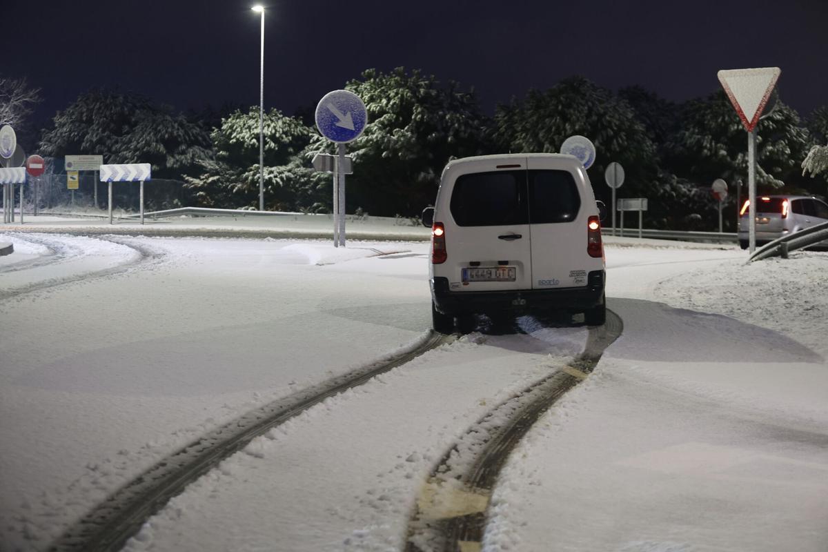 SALAMANCA, 28/01/2026.- Una fuerte nevada ha cubierto este miércoles de madrugada Salamanca con varios centímetros de nieve en la capital y ha obligado a parar el tráfico pesado en buena parte de la provincia. EFE/ JM García