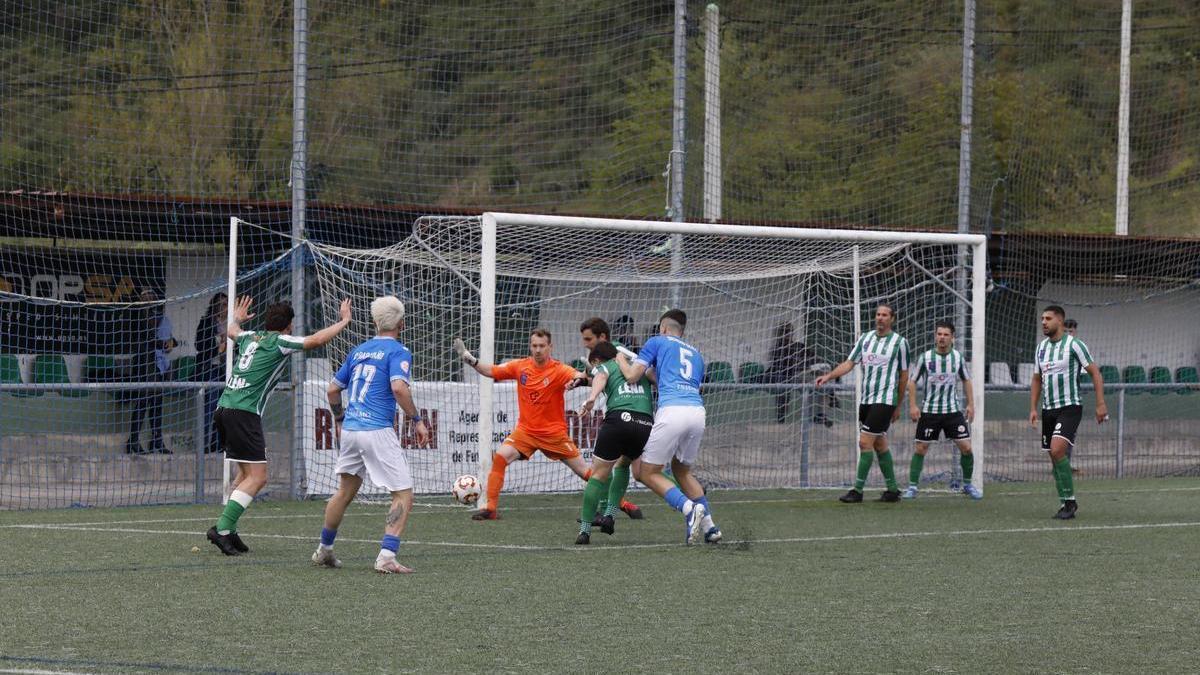 Un partido entre el Lenense y el Vetusta, en el campo de El Sotón de Pola de Lena.