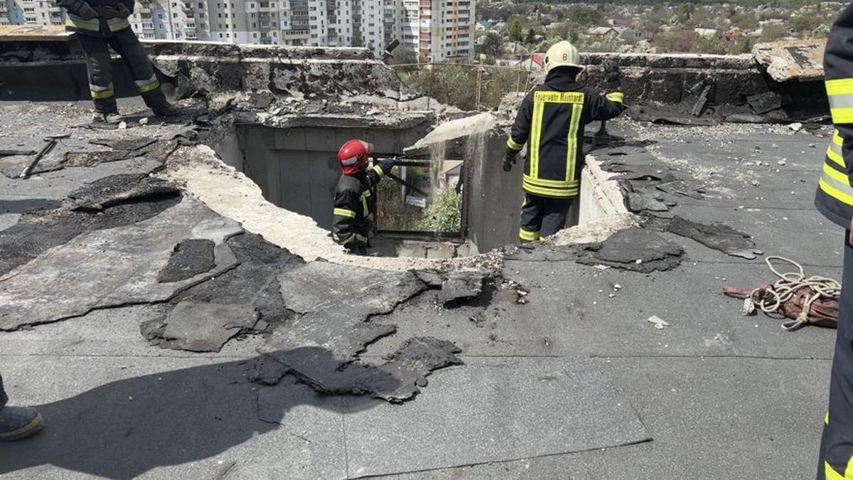 Bomberos en la ciudad ucraniana de Járkov.