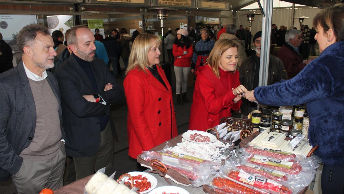 La delegada del Gobierno, Pilar Bernabé, ha visitado la Feria de la Trufa de Andilla.