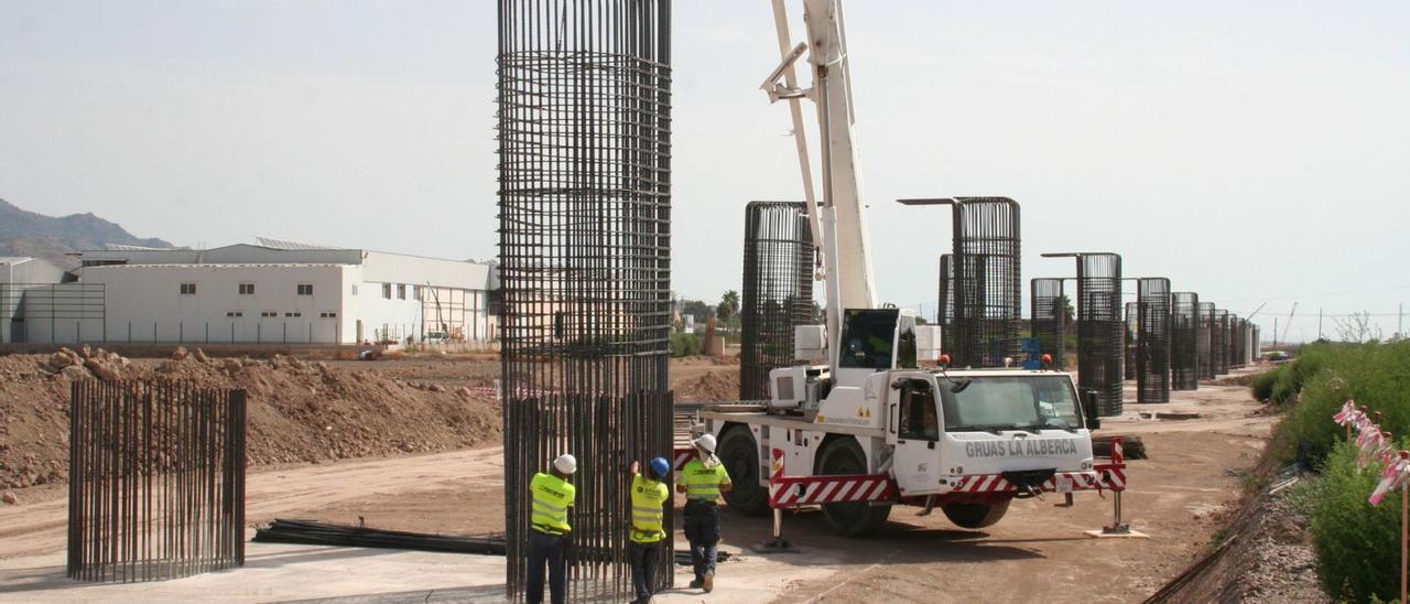 Tres obreros trabajando
ayer en uno de los
pilares del viaducto por el
que transitará el AVE a su
paso por Tercia.  pilar wals