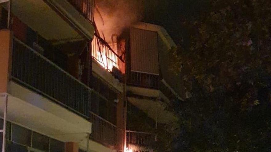 Bomberos apagando el incendio