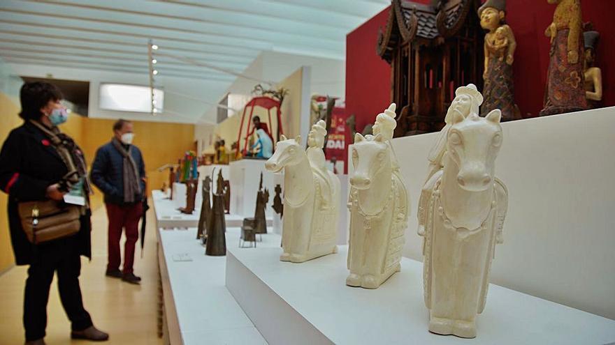 Algunas de las figuras están realizadas en marfil, como estos tres reyes magos. | J. L. F.