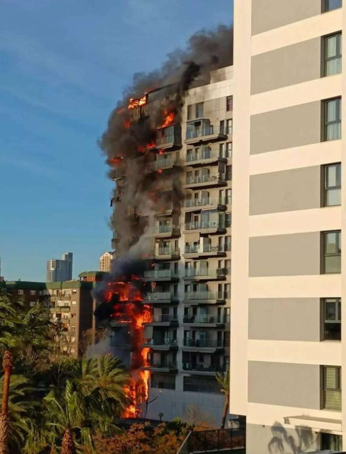 Un incendi afecta un bloc de pisos de València