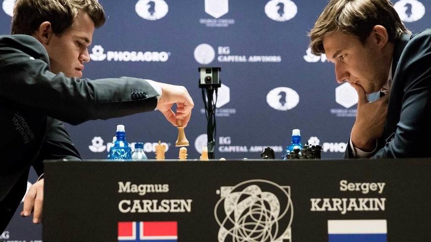 Carlsen y Karjakin, al inicio de la partida de ayer.