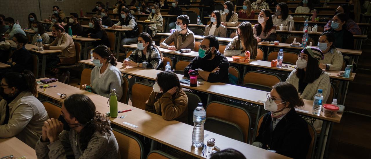 Aspirantes a los exámenes de formación especializada de medicina en la ULL.