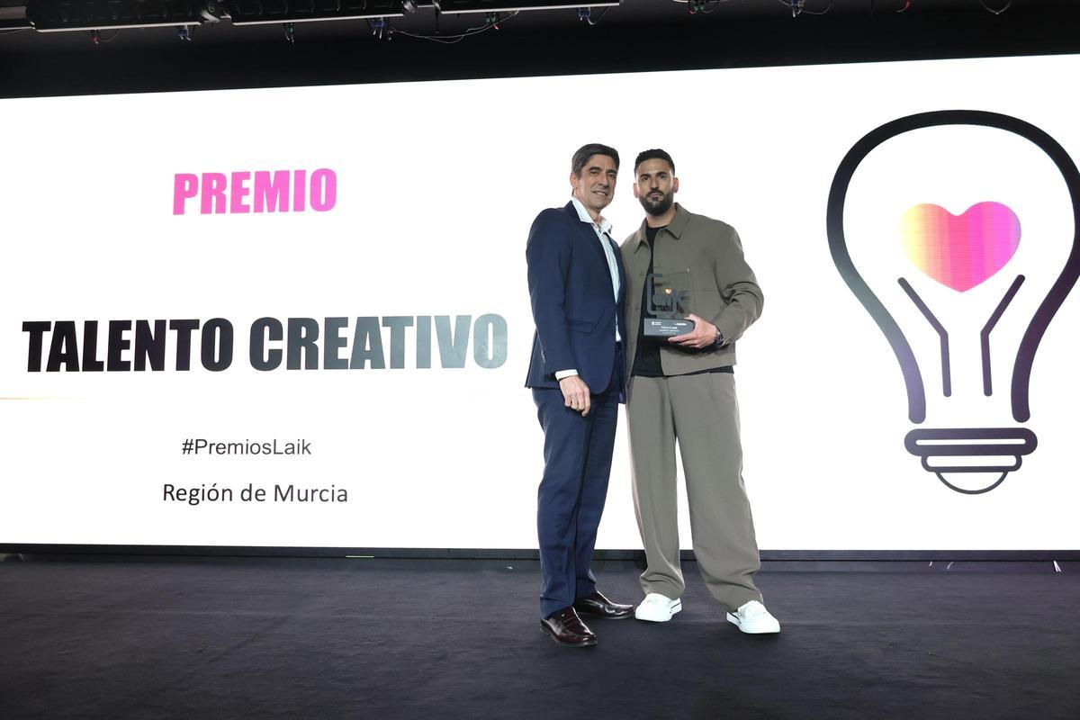 El director general de prensa Ibérica, Andrés Sánchez entrega el premio a Juande Gambín.