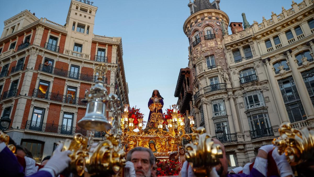 Vista de un momento de la procesión del Jesús Nazareno de Medinaceli este viernes, en la basílica de Jesús de Medinaceli en Madrid.