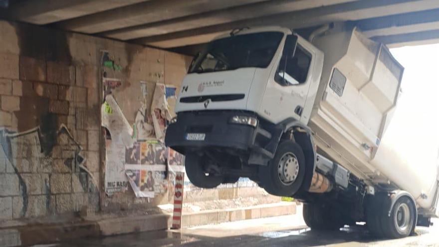 Un camión de la basura de Sagunt se incrusta al pasar bajo un puente