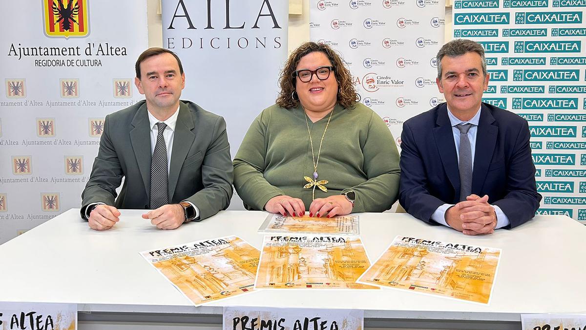 Presentación de las bases de los X Premis Altea de Literatura i Investigació. De izquierda a derecha, Ignacio Ortiz, Pepa Victoria Perez y Joan Borja