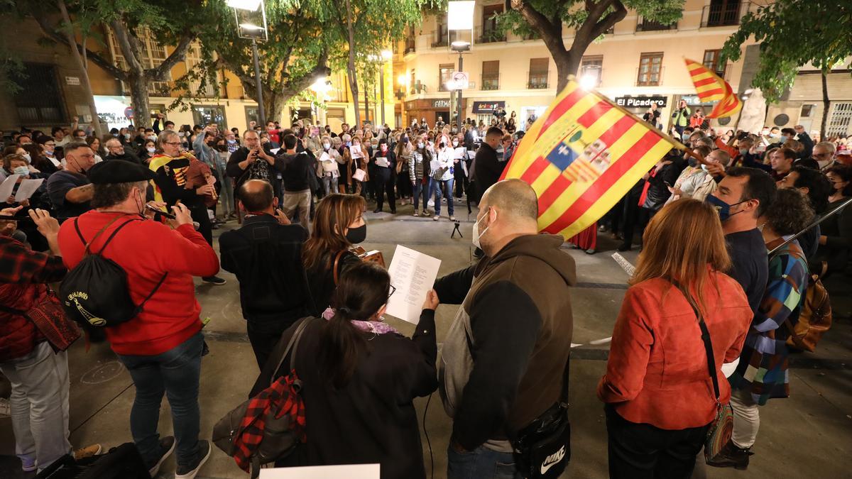 Alrededor de 500 personas se acercaron a la plaza San Pedro Nolasco para cantar el ‘Somos’.