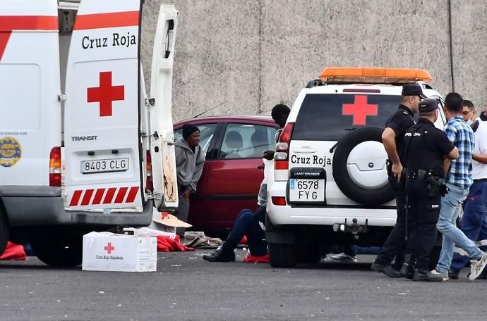 09/08/2019 ARGUINEGUIN. MOGAN. Llegada de una patera con inmigrantes a la costa de Maspalomas, son rescatados y transladados por Salvamento Marítimo al puerto de Arguineguin.   Fotógrafa: YAIZA SOCORRO.  | 09/08/2019 | Fotógrafo: Yaiza Socorro