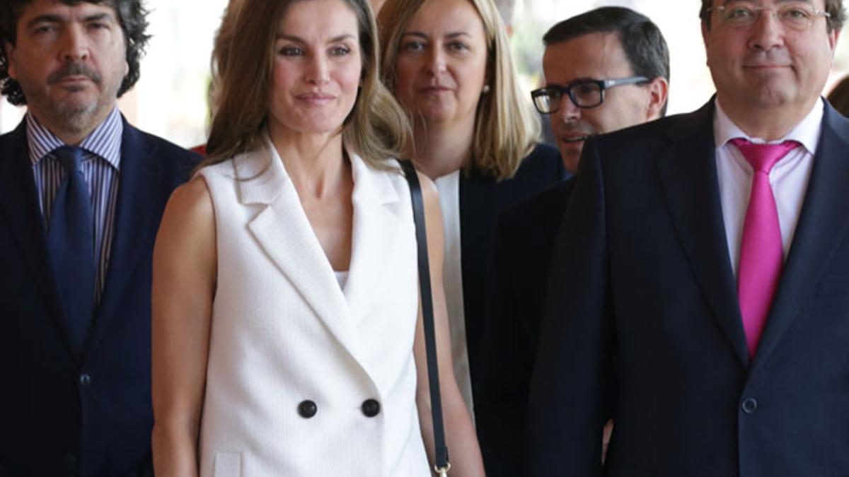 Letizia Ortiz con chaleco blanco y bolso de flores 3D