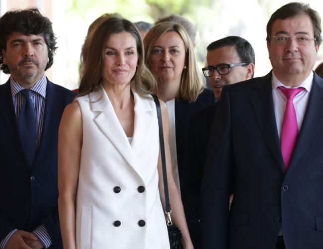 Letizia Ortiz con chaleco blanco y bolso de flores 3D