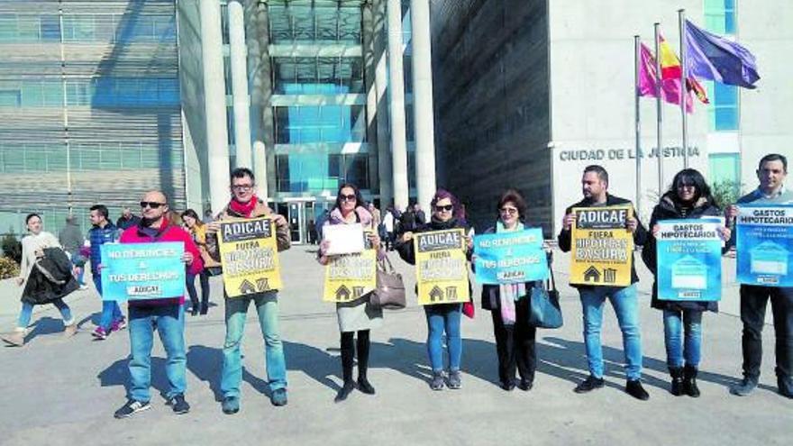 Protesta de Adicae ante la Ciudad de la Justicia de Murcia.  | L. O.