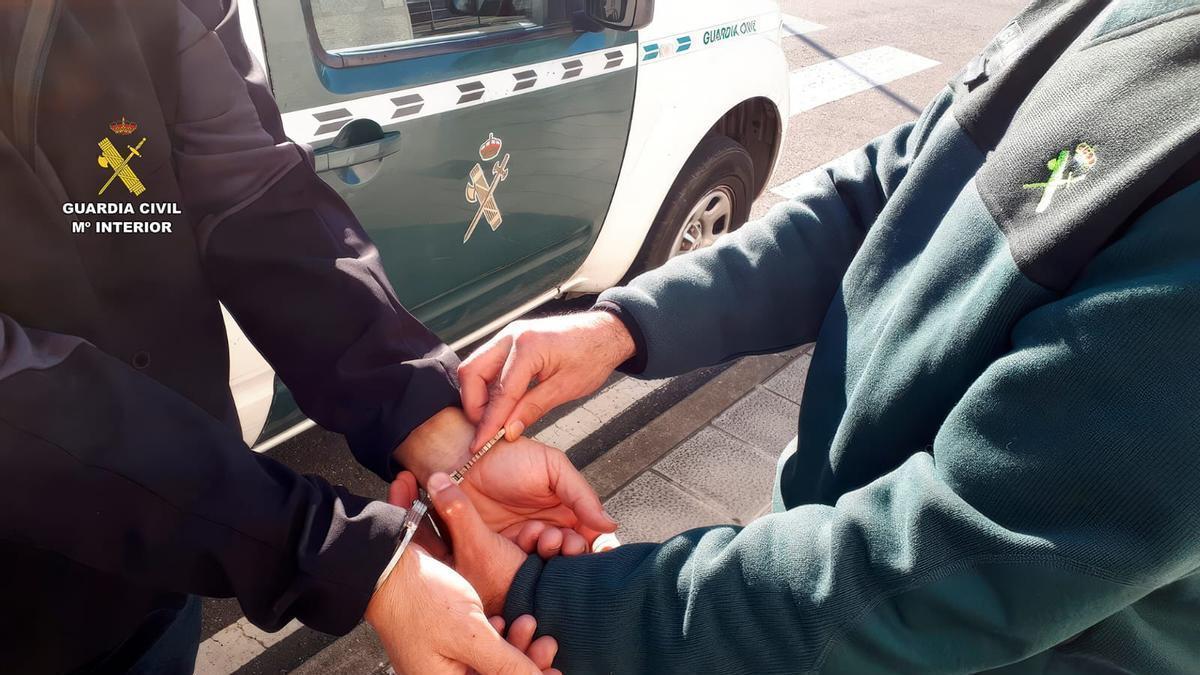 Los detenidos fueron sorprendidos en un local de hostelería en Padrón.