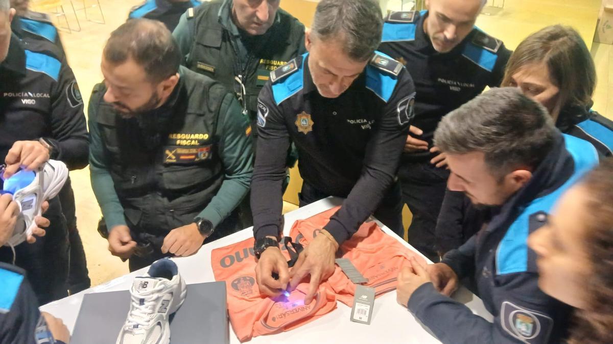 Agentes emplean luz UV para detectar la originalidad de una prenda New Balance