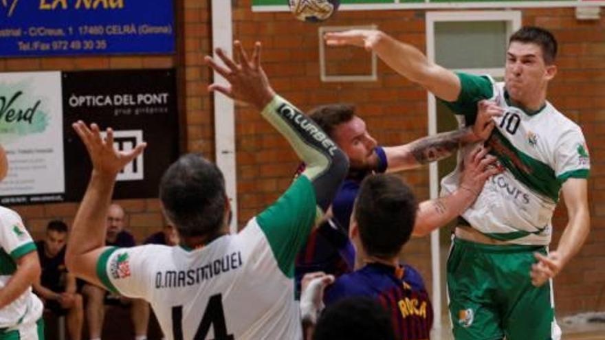 Arnau Palahí intenta una passada cap a Masmiquel, en el partit d&#039;ahir.