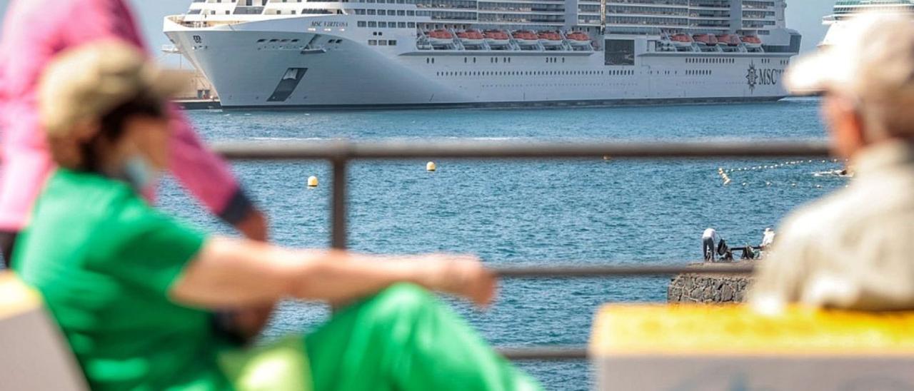 Cruceristas en el puerto de Santa Cruz de Tenerife. | | MARÍA PISACA