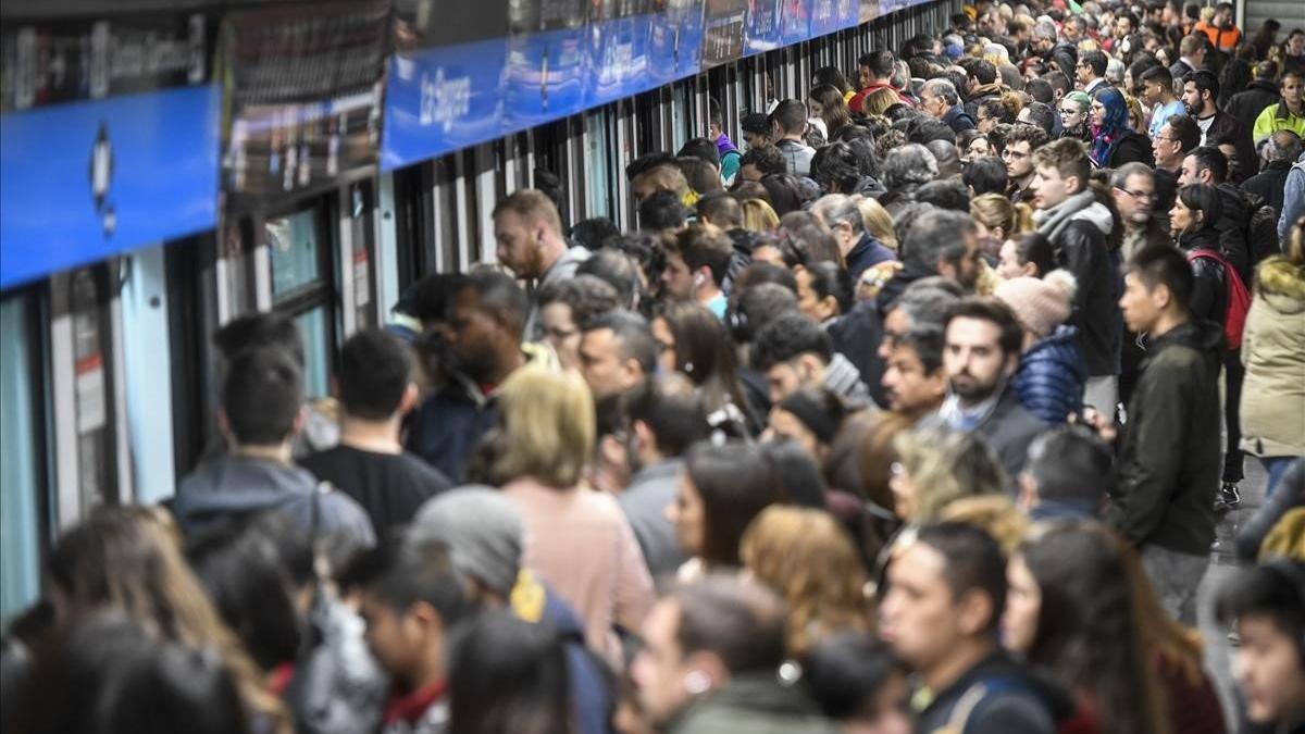 Aglomeración de usuarios del Metro de Barcelona en la estación de La Sagrera, con motivo de la huelga por la crisis del amianto.