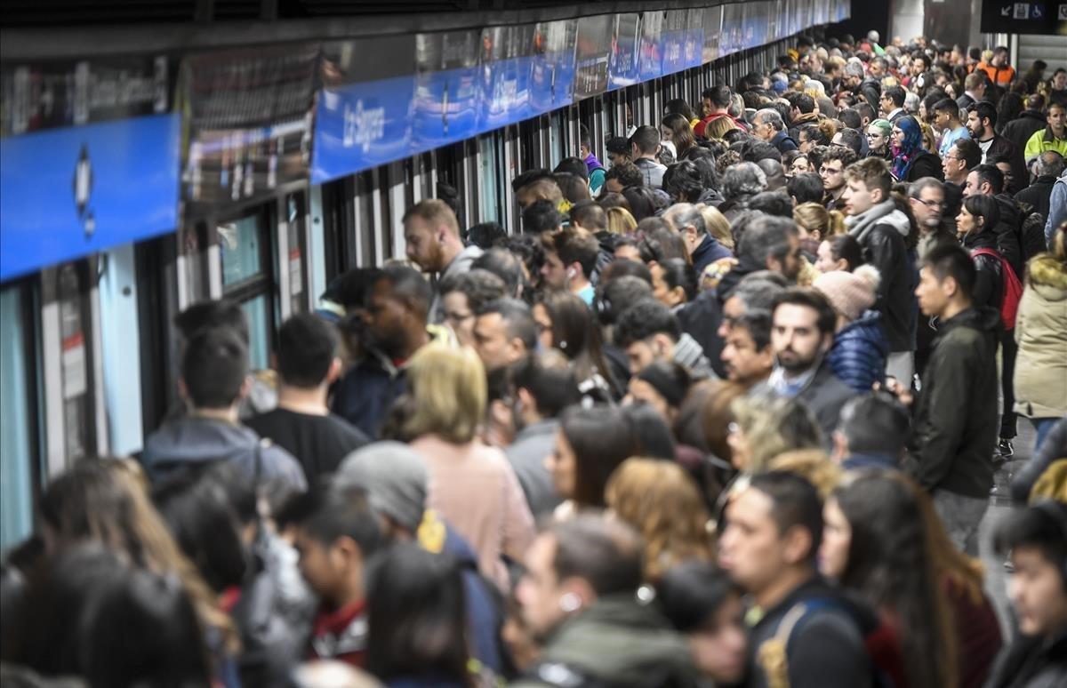 Aglomeración de usuarios del Metro de Barcelona en la estación de La Sagrera, con motivo de la huelga por la crisis del amianto.