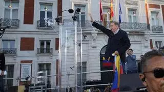 Edmundo González asiste a una protesta contra Maduro en Madrid, su primer acto público como exiliado en España