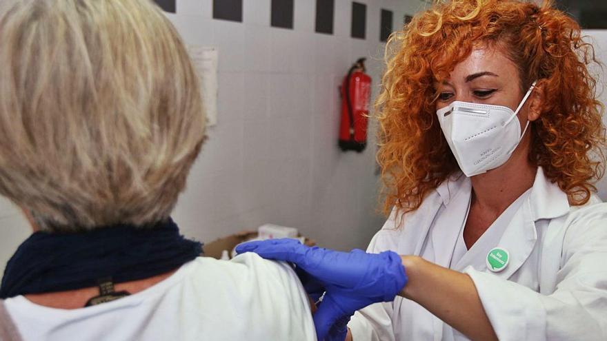 Una enfermera vacuna de la gripe a una mujer en un centro de salud de la provincia.