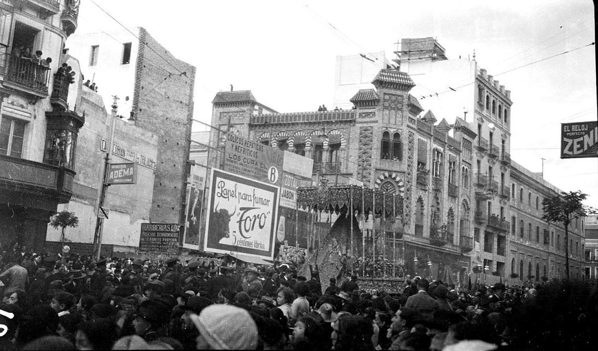 La Virgen de las Lágrimas discurre por la Campana en la década de 1920.