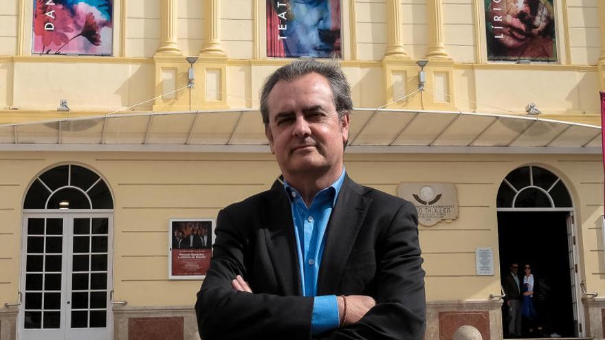 Juan Antonio Vigar, delante del Teatro Cervantes, centro neurálgico del certamen.