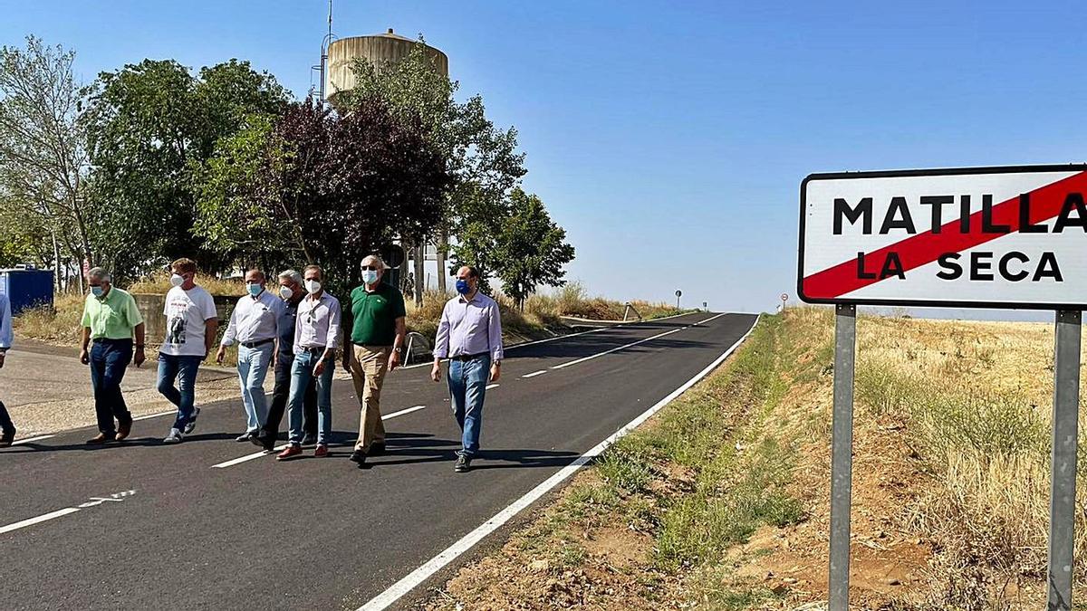 Visita de José María Barrios y las autoridades municipales a la carretera de Matilla la Seca. | Diputación