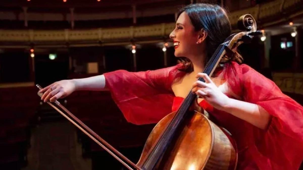 La violonchelista profesional cordobesa Abbie Glir, diagnosticada con esclerosis múltiple.