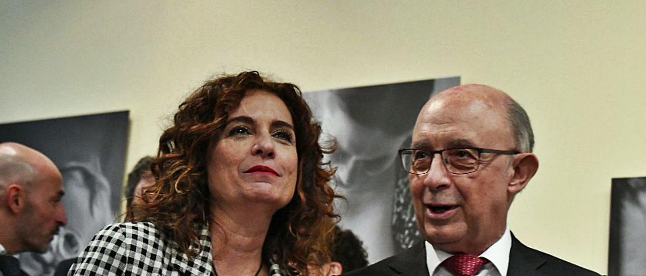 La ministra de Hacienda, María Jesús Montero, con su inmediato antecesor en el cargo, Cristóbal Montoro. | | EUROPA PRESS