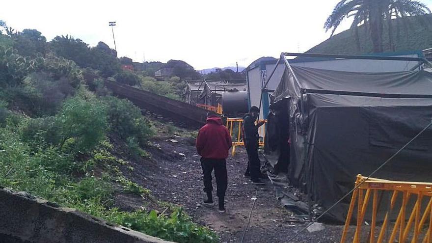 Dos migrantes entran en una carpa del CIE de Barranco Seco.