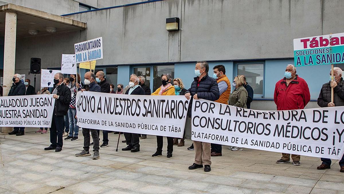 Concentración a la puerta del centro de salud de Tábara para exigir la reapertura de los consultorios y la atención presencial por parte del médico. | Nico Rodríguez