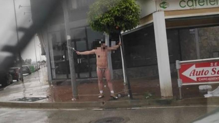 Semidesnudo y atado 45 minutos bajo la lluvia en Alzira