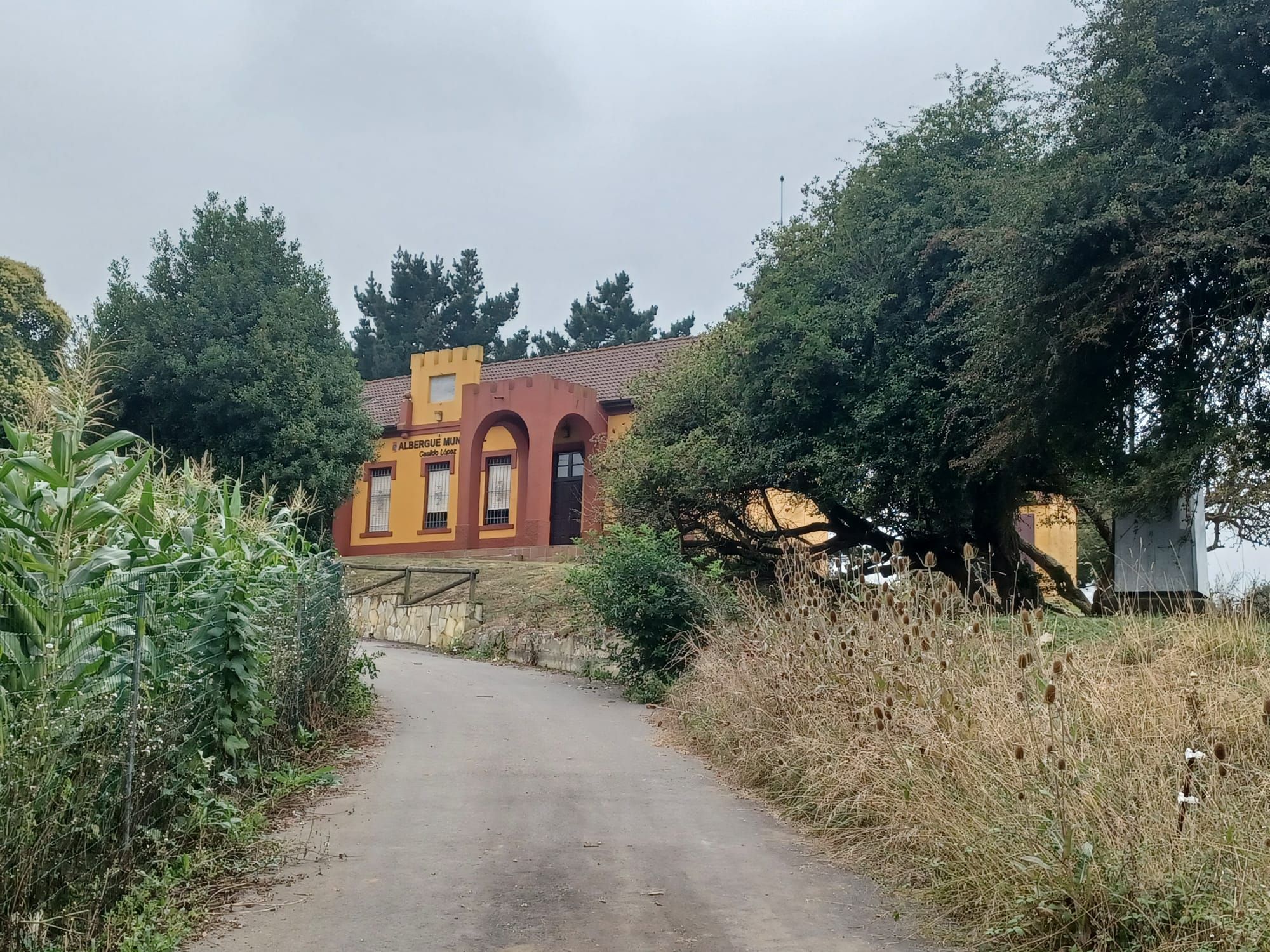 La escuela indiana de Robledo, así es el emblemático edificio de Llanera de singular arquitectura historicista