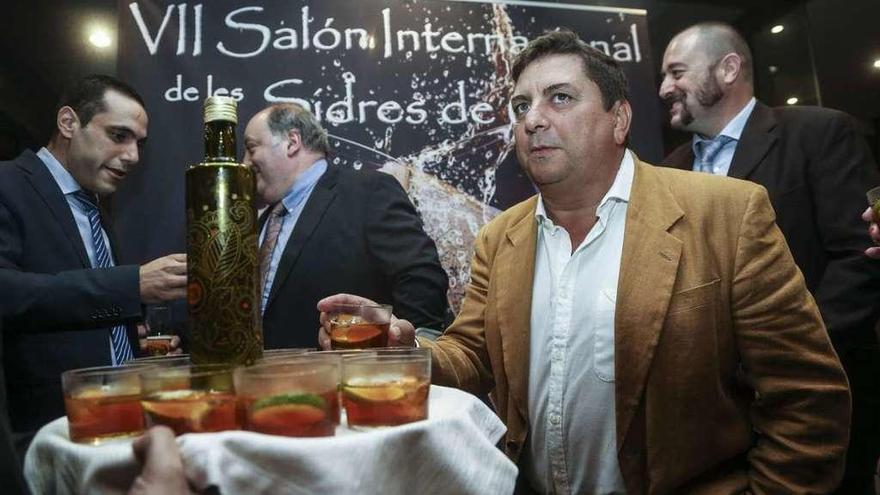 Un asistente a la cena de gala se dispone a probar una de las sidras.