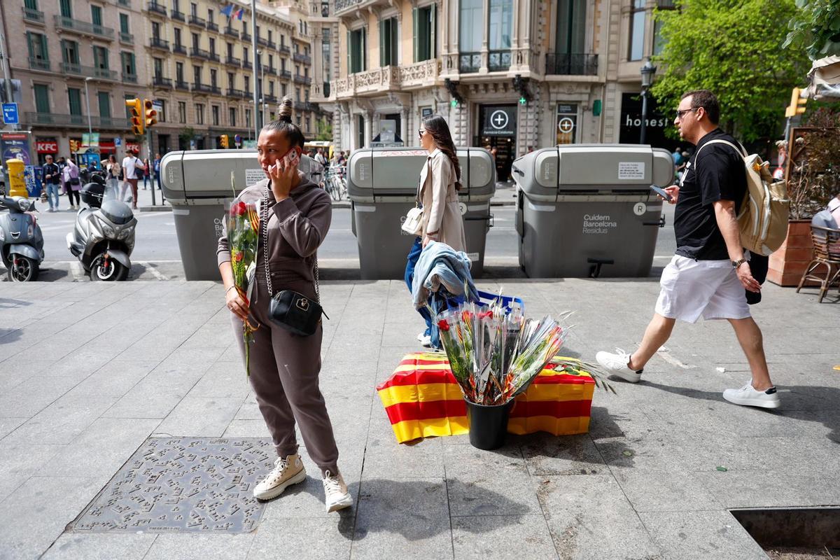 Ambiente previo a Sant Jordi en el centro de Barcelona
