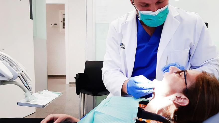 Un dentista revisa la boca de una mujer.   | // FDV