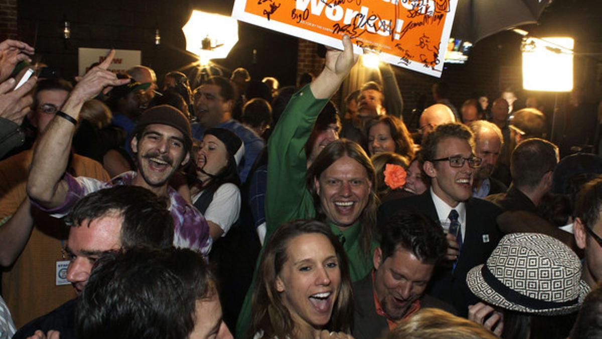 Un grupo de jóvenes celebra la victoria del referendo para legalizar la marihuana con fines recreativos, anoche, en Denver (Colorado).