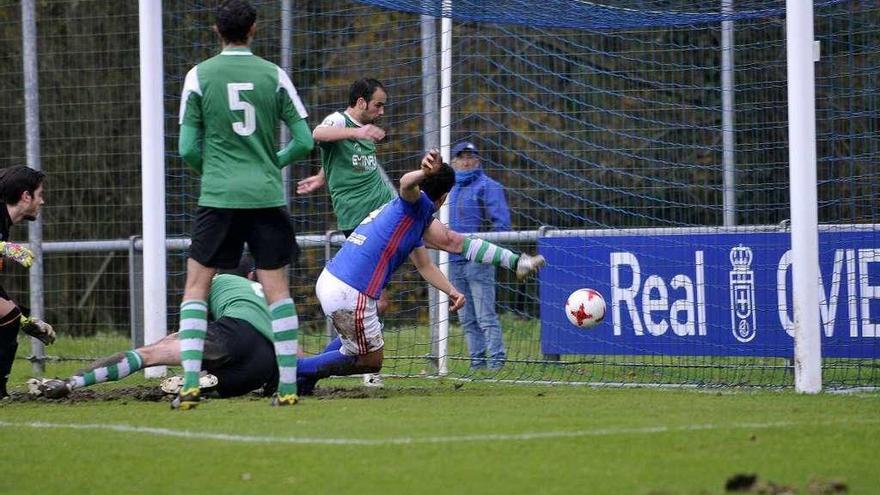 Steven marca uno de los tres goles que le metió ayer al Llanes.