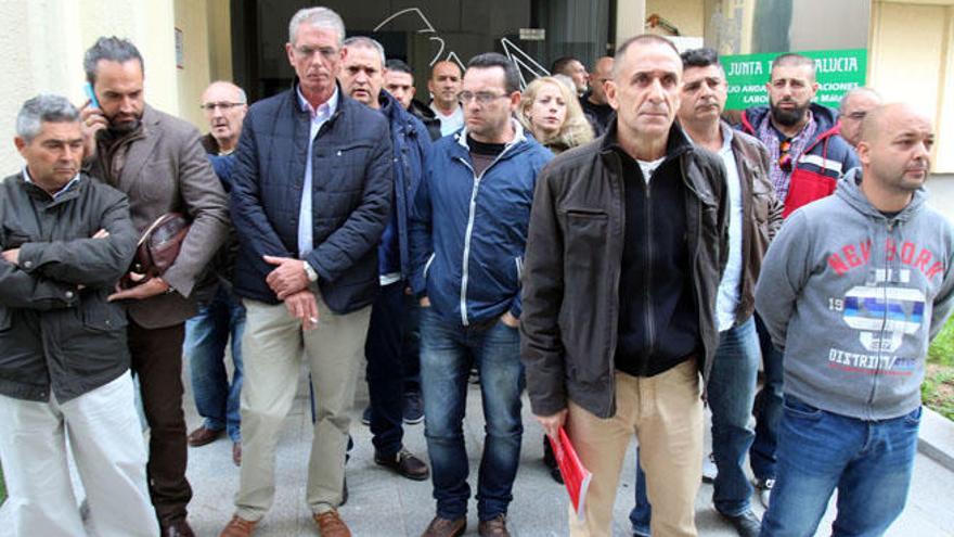 Los miembros del comité de empresa de Limasa, con Manuel Belmonte al frente, esta mañana.