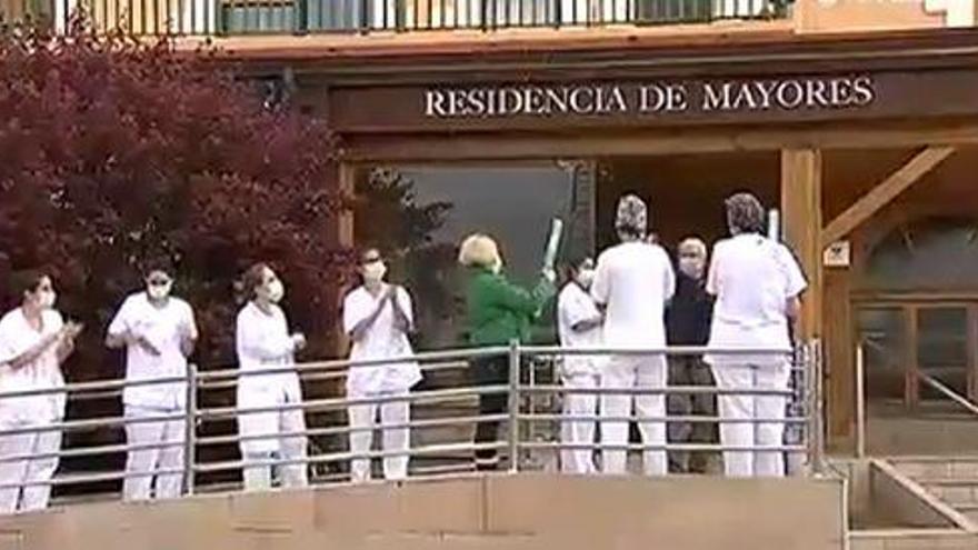 Vítores y confeti para primer anciano dado de alta en una residencia de Yéqueda