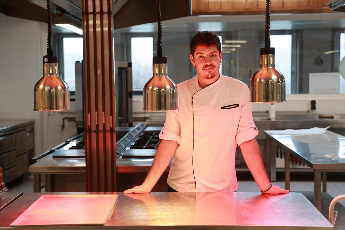 El estudiante está cursando el segundo año del ciclo superior en Dirección de cocina.