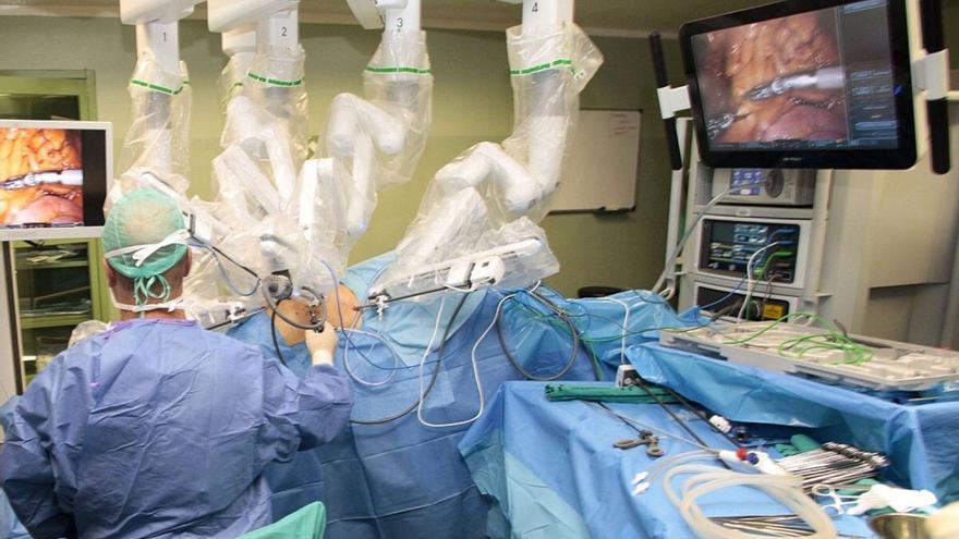 Imagen de una intervención quirúrgica con un robot Da Vinci en la Candelaria | | MARÍA PISACA