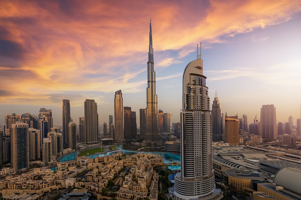 El Burj Khalifa se alza sobre Downtown Dubai, donde la arquitectura futurista y los grandes espacios urbanos se combinan para crear el skyline más icónico de la ciudad.