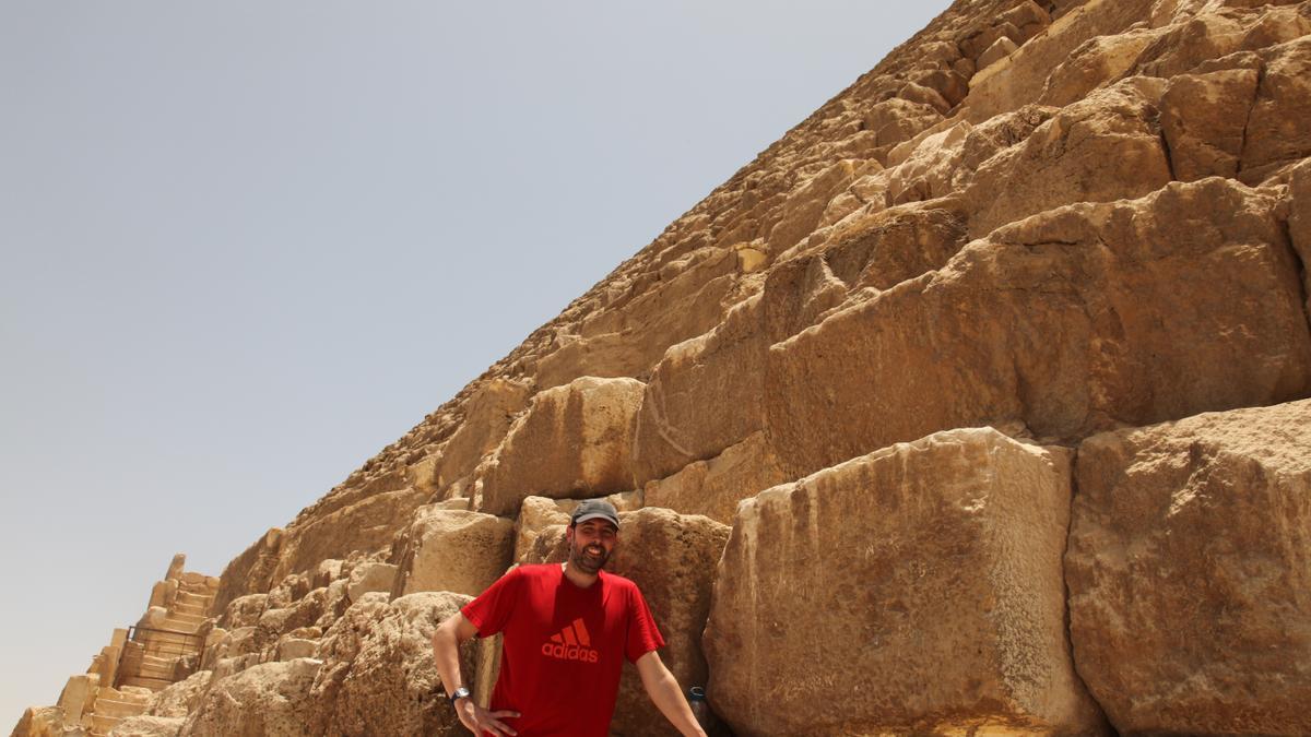 Héctor Maluenda posa apoyándose en la pirámide de Keóps
