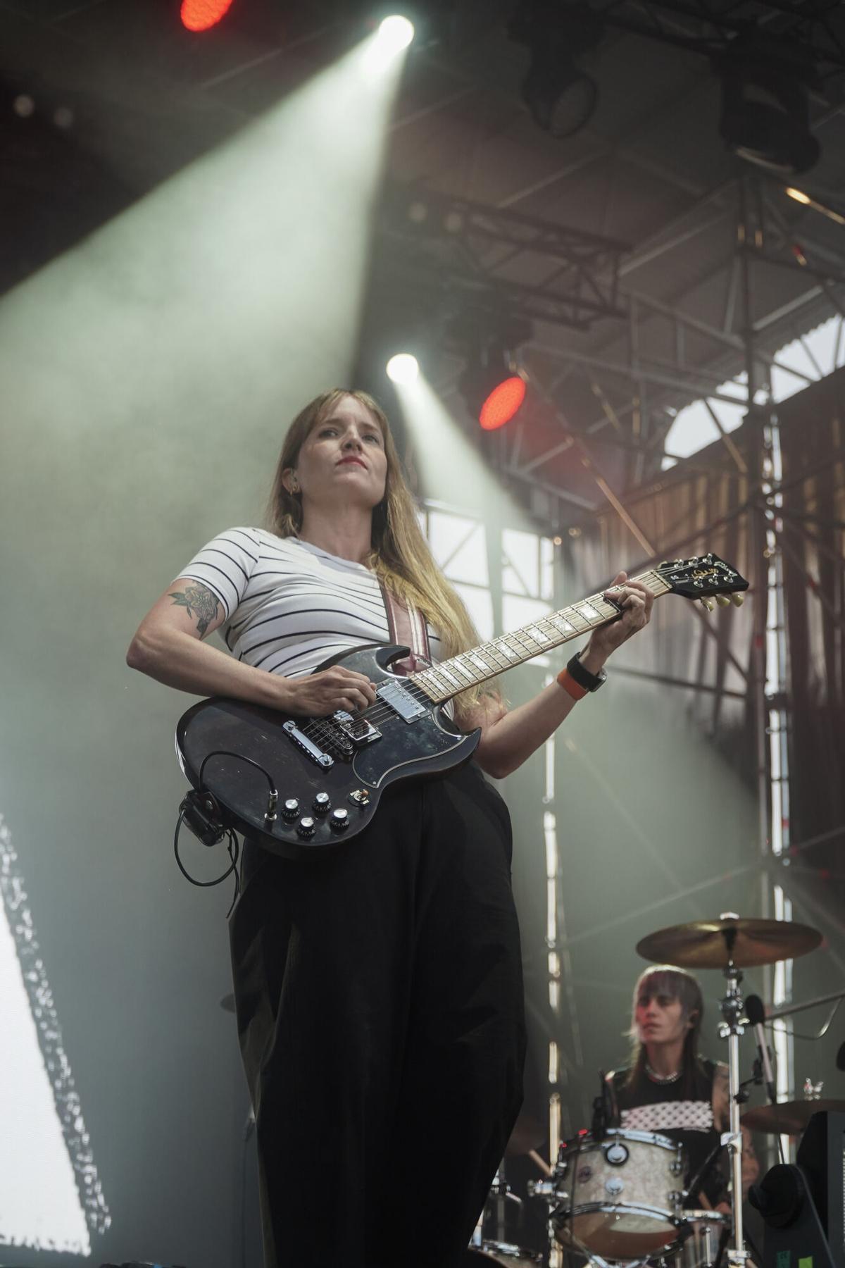 El dúo gallego formado por Anxela Baltar (guitarra y voz) y Violeta Mosquera (batería y voz) tomaron el escenario de la playa en la primera jornada del Festival Noroeste en Riazor. El dúo gallego formado por Anxela Baltar (guitarra y voz) y Violeta Mosquera (batería y voz) tomaron el escenario de la playa en la primera jornada del Festival Noroeste en Riazor.