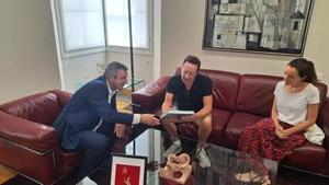 Miquel Noguer, presidente de la Diputación, obsequió a Lennon y Eva Claessens con un libro de fotografías de la Costa Brava.