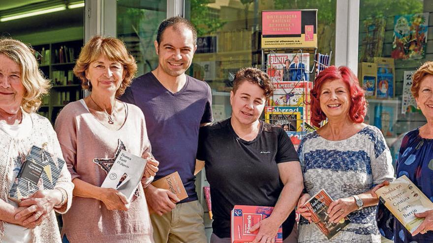 Elena, Maite, Vicent, Neus, Paula i Maruja, a la porta de la llibreria.